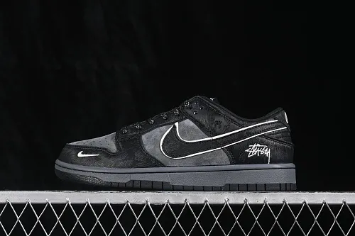 All categories Nk SB Dunk Series Nk SB Dunk Low High-end customized low-top sneakers Nike SB Dunk Low Year of the Horse limited black horse High-end customized low-top casual sneakers SD8888-010